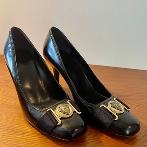 Brand: Gucci
Authentic Gucci black leather pumps with a vintage medallion